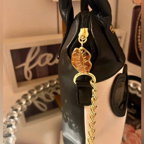 Betsey Johnson NWOT Black and White with Heart Sunglasses crossbody bag - Picture 9 of 12